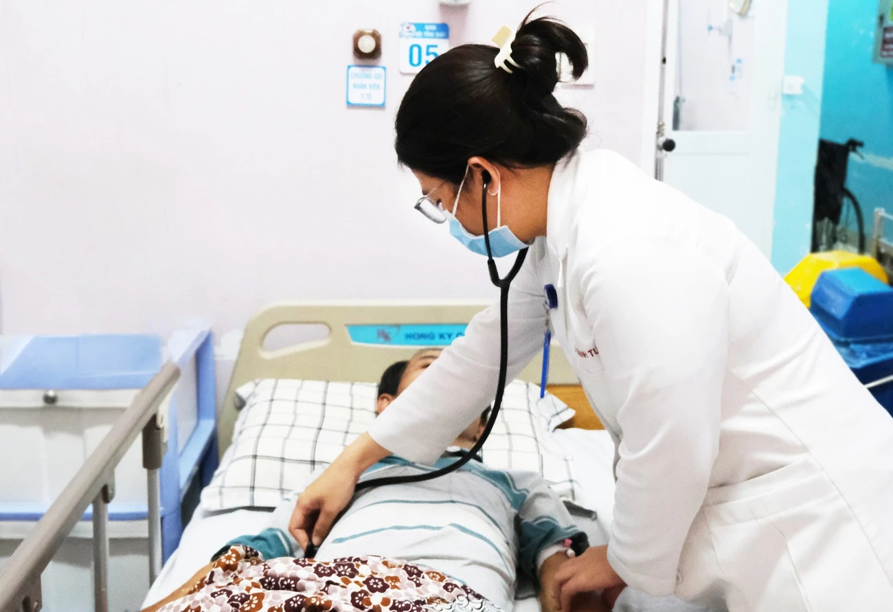 Xẻ thịt lợn không đồ bảo hộ, người đàn ông đối mặt nguy cơ mất thính lực suốt đời