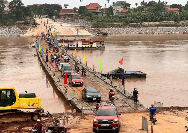 Lũ trên sông Hồng xuống thấp, cầu phao Phong Châu hoạt động trở lại