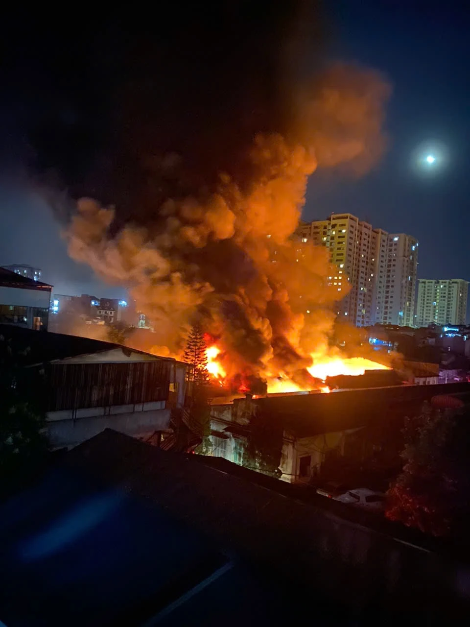 Người dân bàng hoàng kể lại vụ cháy ngùn ngụt trong đêm ở Hà Nội: “Ngọn lửa nhanh chóng cháy lan, một vài người cố gắng dập lửa nhưng không được”