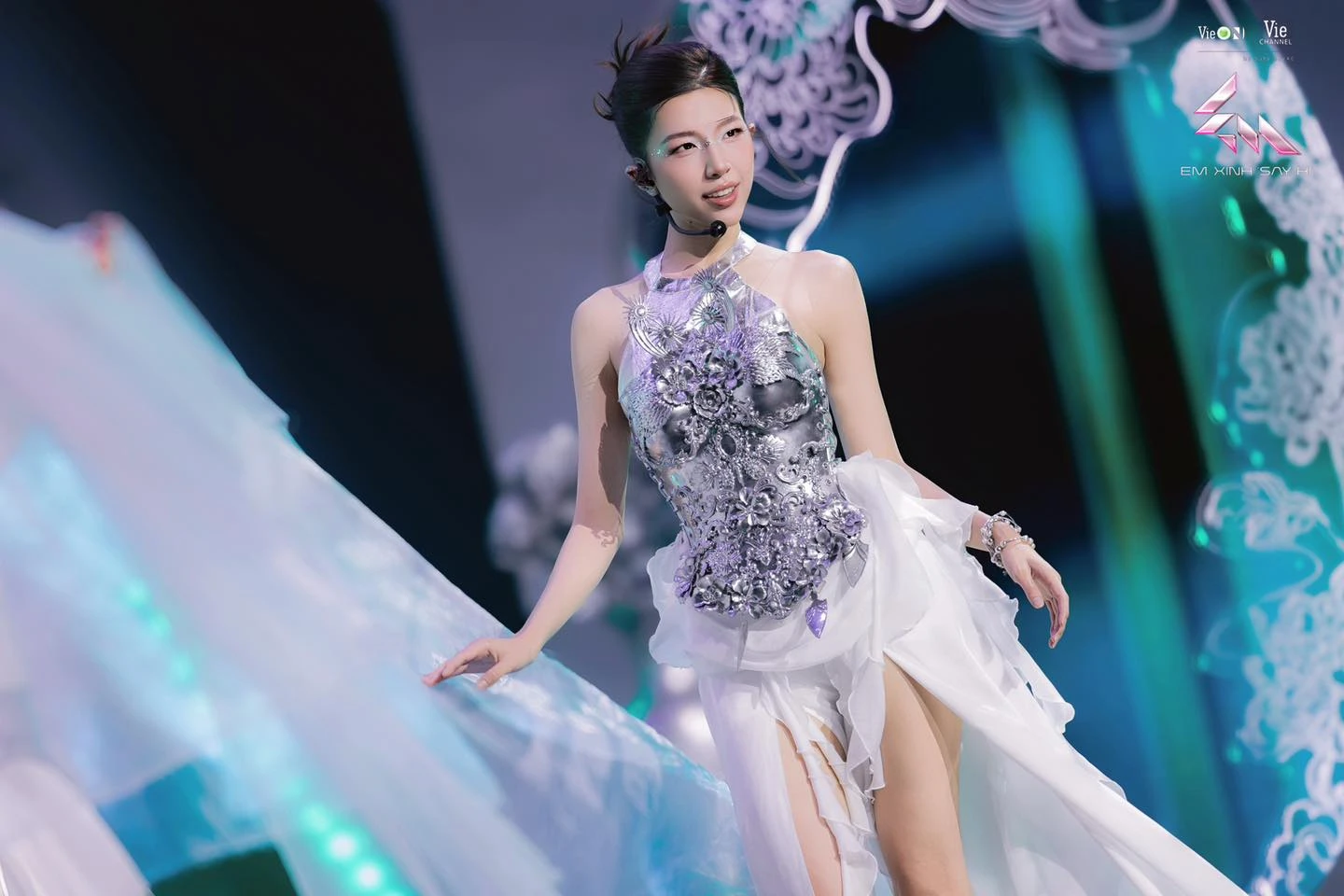 Em Xinh được ví như Hoa hậu đăng 1 bức ảnh quá khứ, đâm thẳng vào tin đồn “thẩm mỹ nát mặt”