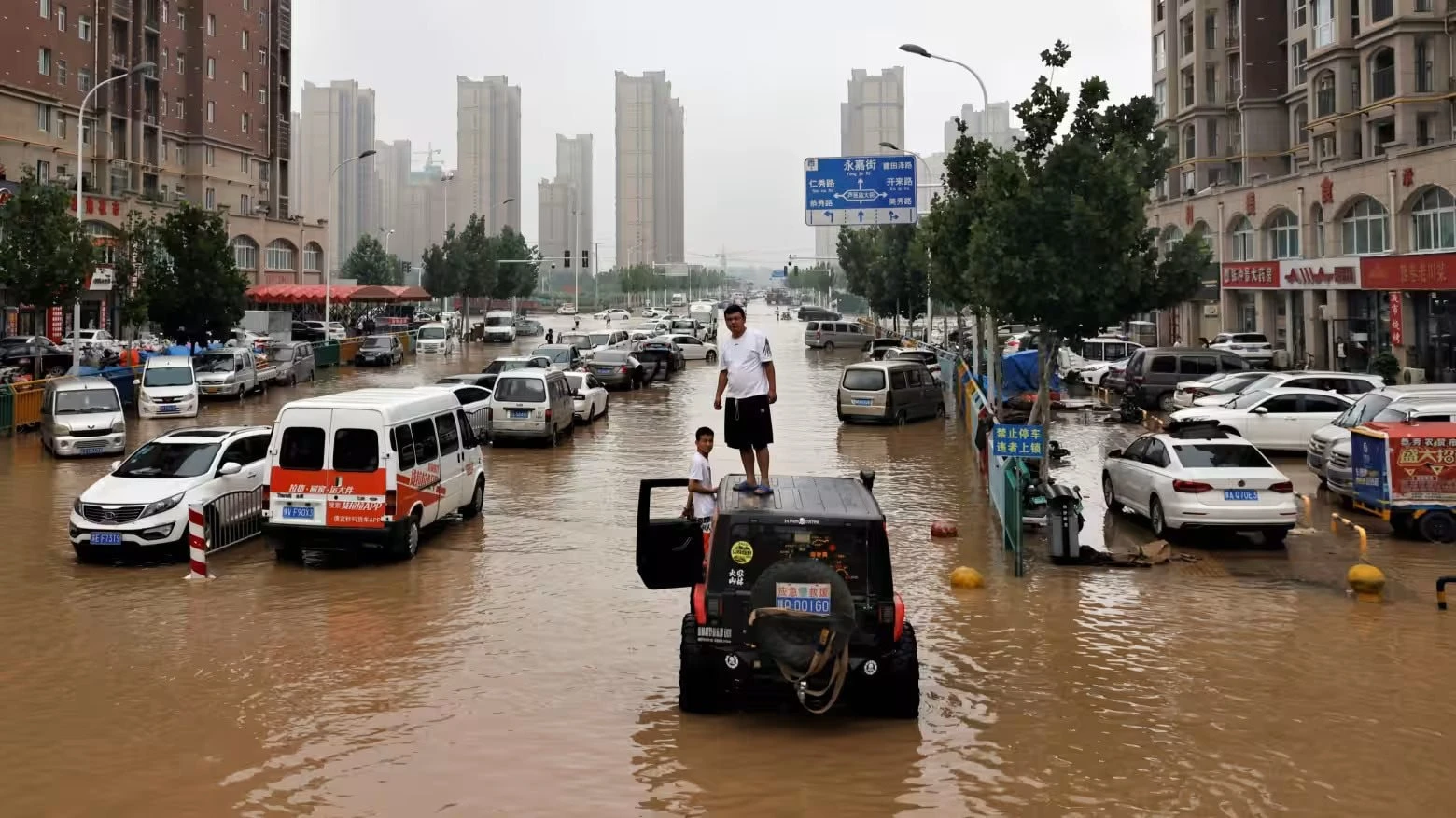 Cả thành phố mất điện vì mưa bão, hàng triệu xe điện sạc kiểu gì: Trung Quốc có lời giải rất hay