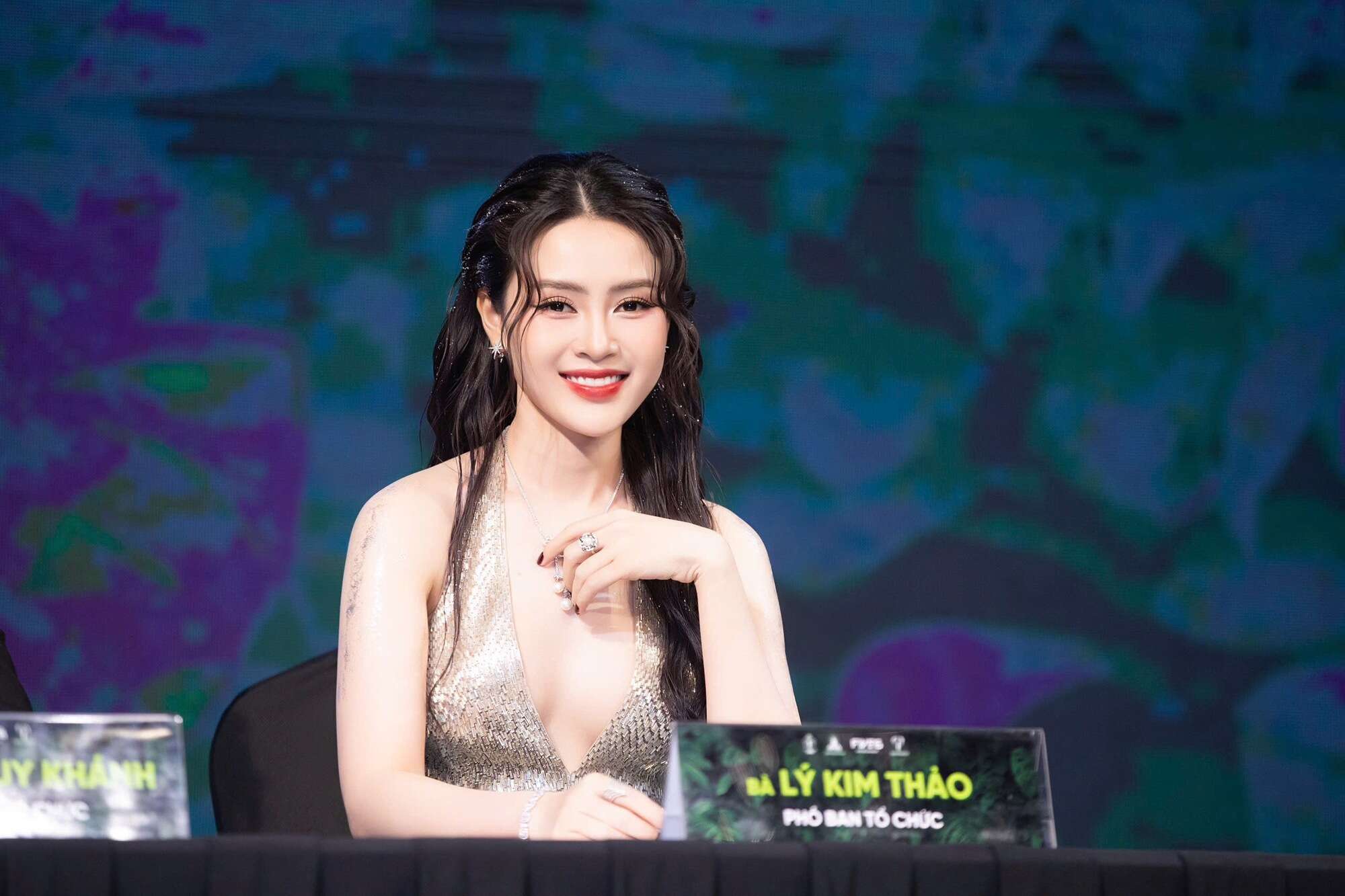 Hoa hậu Lý Kim Thảo khoe nhan sắc quyến rũ trên cương vị mới - Phó Ban tổ chức Miss Earth Vietnam 2025