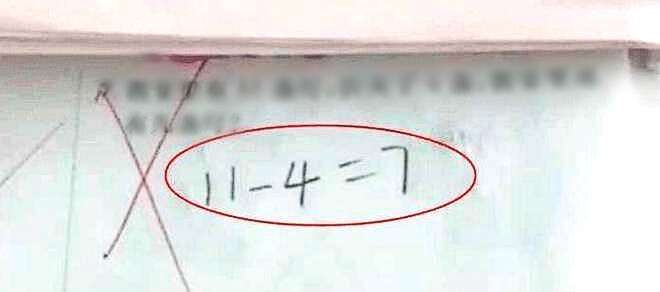 Học sinh làm phép toán 11 - 4 = 7 bị chấm sai, phụ huynh bức xúc đi hỏi cô giáo thì nhận về câu trả lời không ai ngờ tới