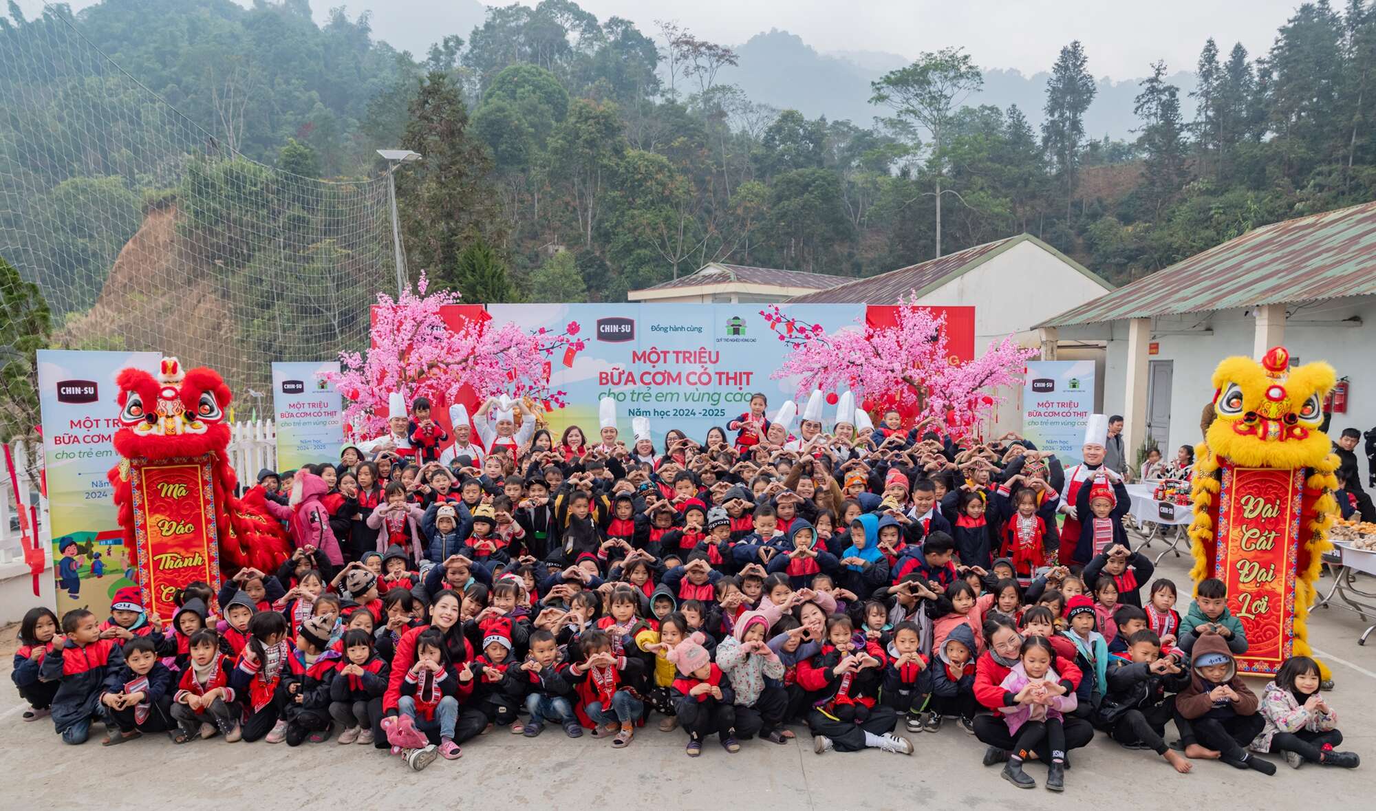 Nghi ngút chảo thịt kho trứng khổng lồ, CHIN-SU Một triệu bữa cơm có thịt mang Tết lên bản cho các trò vùng cao