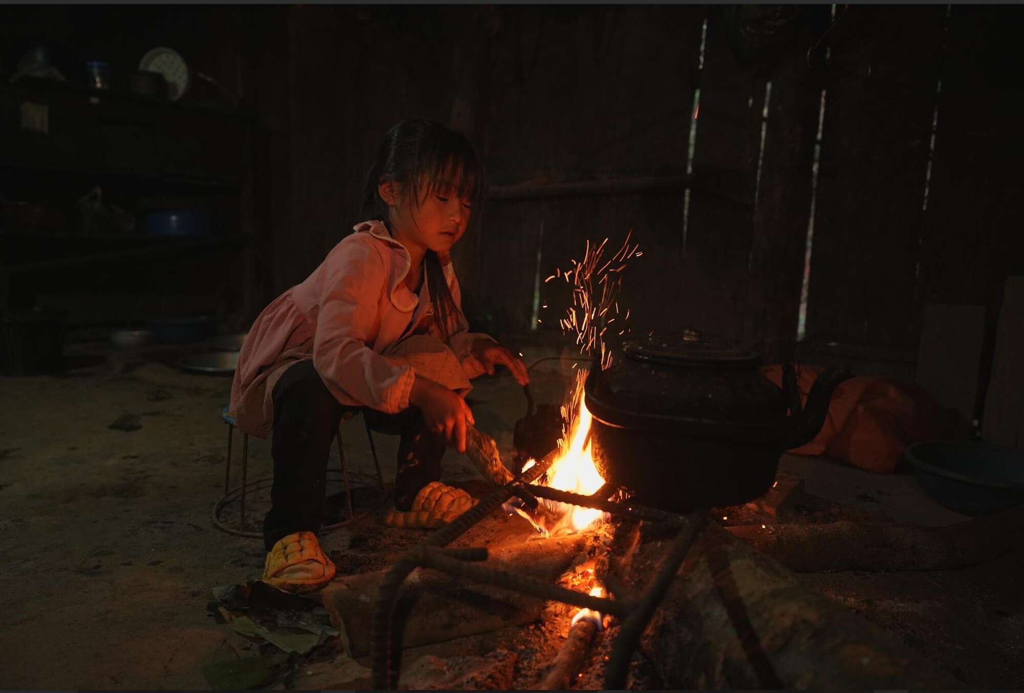 Mỗi mùa xuân mới, lại có thêm hàng trăm ước mơ nhỏ được thắp sáng: Từ những chiếc áo ấm, từ lớp học khang trang