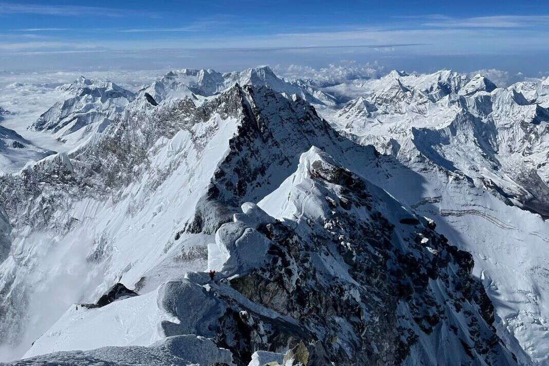 Ngọn núi cao nhất thế giới, vượt cả Everest gần 2.000m