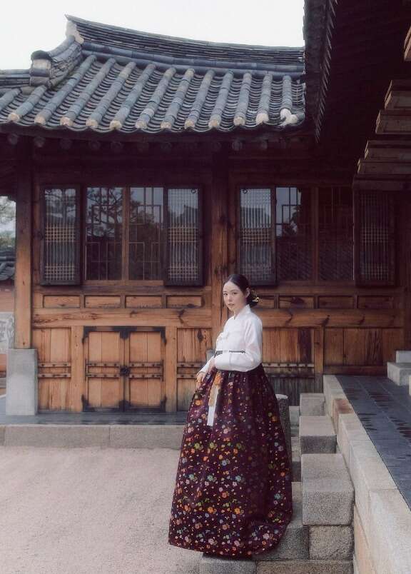 Bà xã Taeyang tung loạt ảnh Hanbok, fan chỉ dán mắt vào 1 chi tiết được gọi là đẹp nhất Hàn Quốc