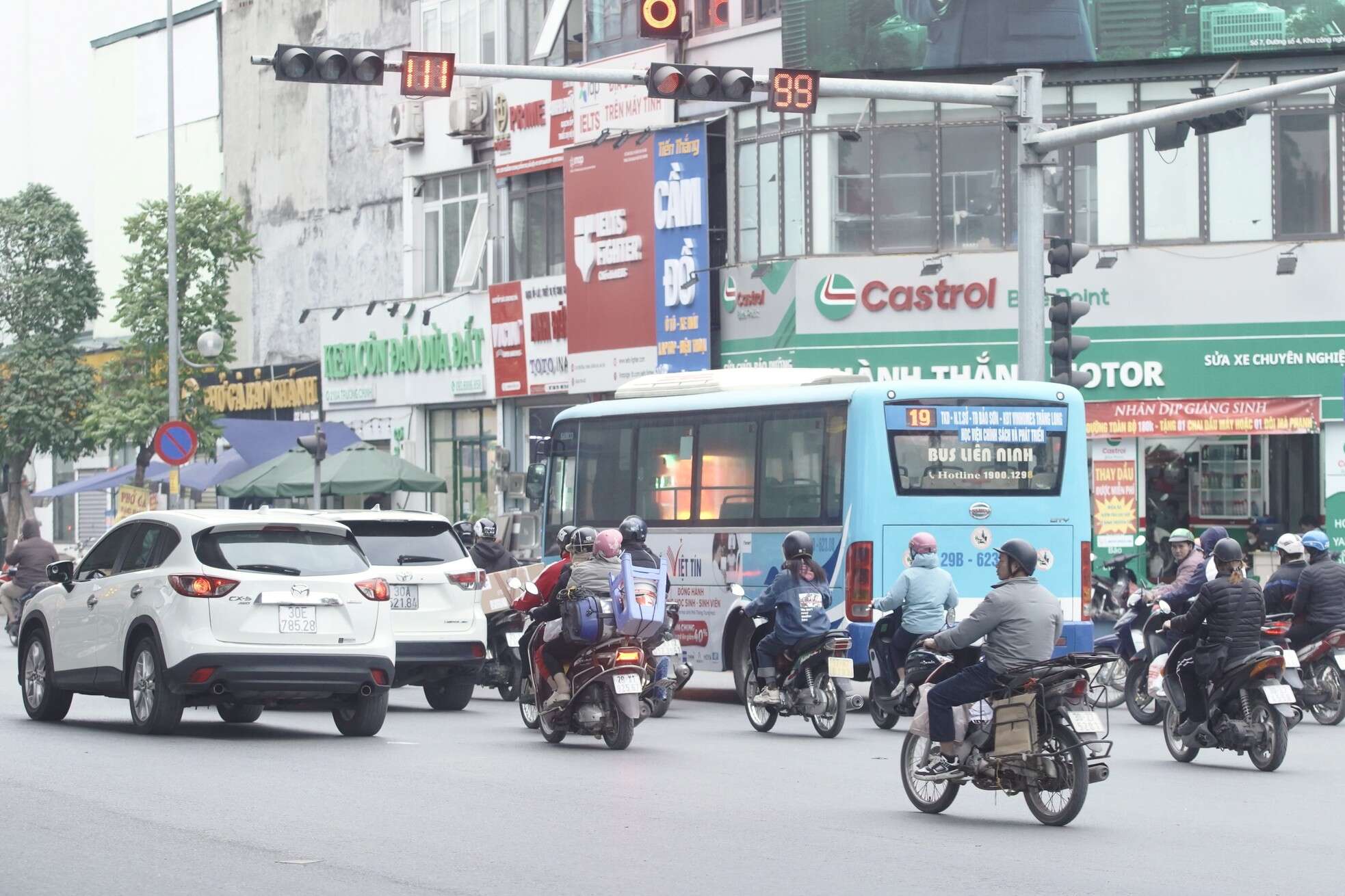 Hà Nội: Hơn một tuần tăng mức xử phạt, lỗi vi phạm giao thông vẫn tái diễn hàng ngày