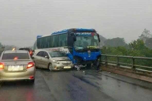 Trời mưa đường trơn khiến 3 ô tô tông liên hoàn trên cao tốc Hà Nội - Lào Cai