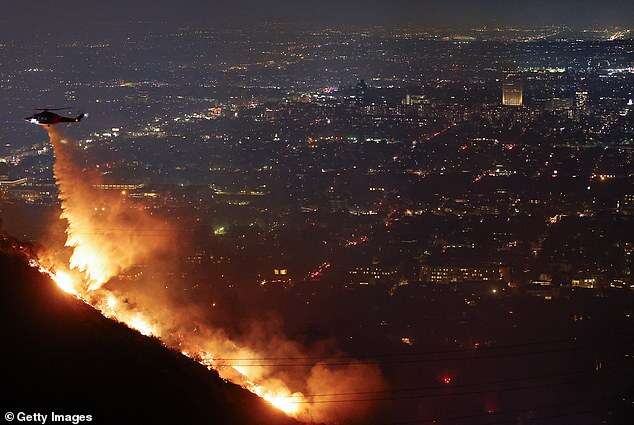 Hoang tàn khung cảnh nhìn từ trên cao của nơi từng xa hoa bậc nhất Los Angeles, 100.000 người buộc phải sơ tán trong thảm họa