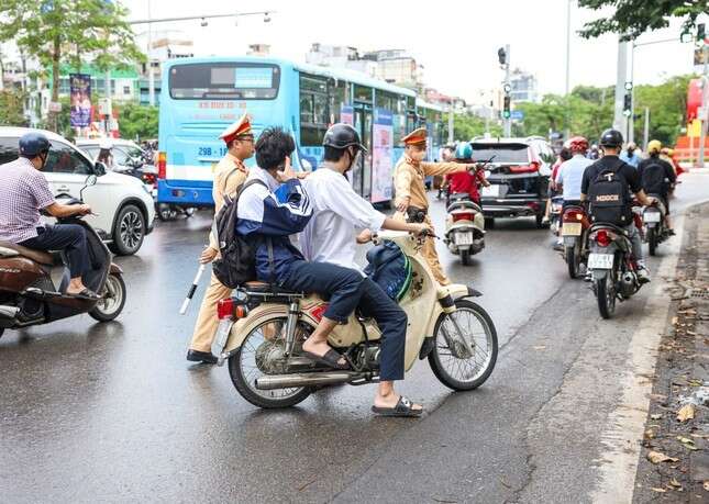 Cha mẹ có thể bị phạt tới 10 triệu đồng khi giao xe máy cho con chưa đủ tuổi điều khiển