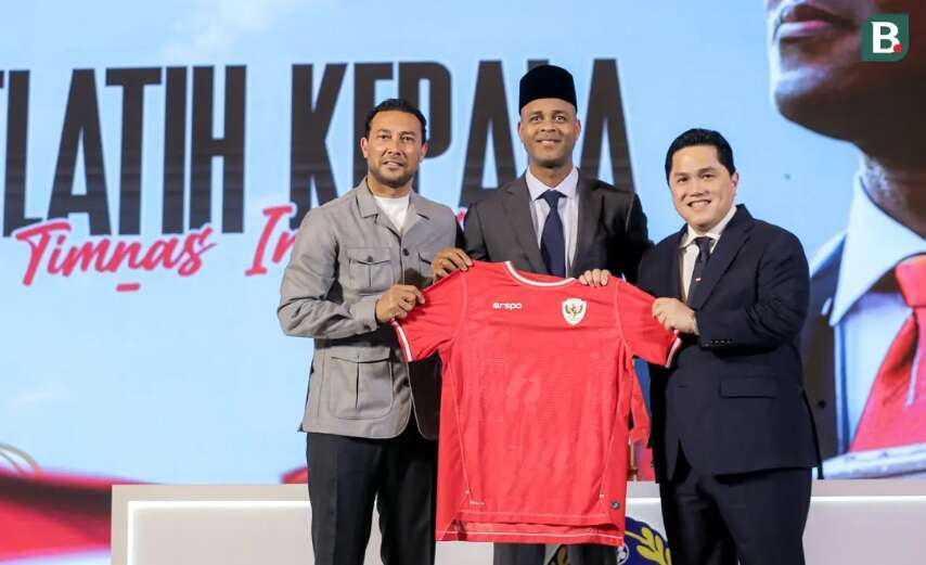 Vừa ra mắt tuyển Indonesia, HLV Kluivert đã gặp khó khi bị “hỏi xoáy” về bê bối cờ bạc