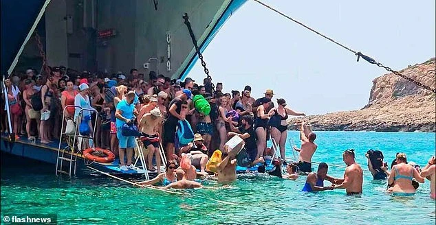 Khó tin nhưng có thật: Du khách bị thả xuống biển, phải tự bơi trong sợ hãi tột độ thì mới được vào điểm tham quan