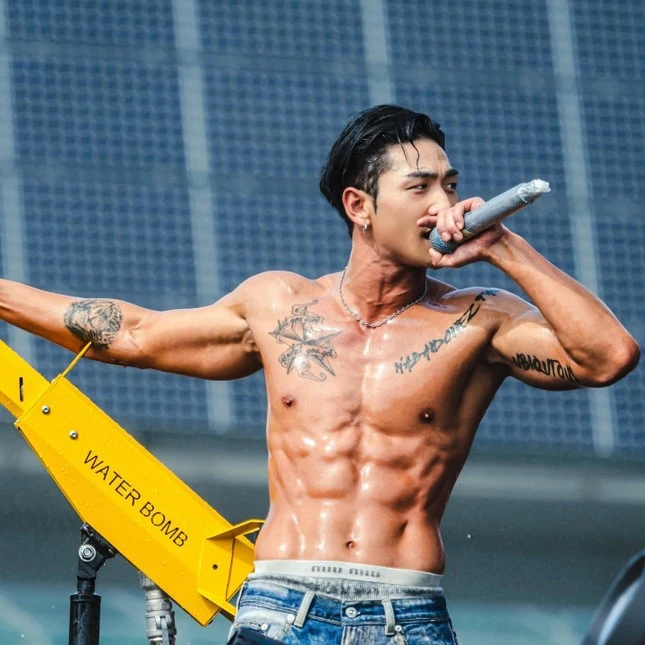Lễ hội nhạc nước: Nam ca sĩ cởi trần, nữ thần tượng mặc đồ bơi biểu diễn