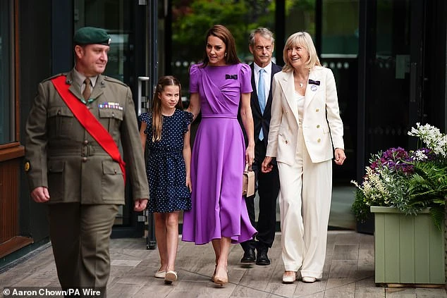 Nóng: Vương phi Kate xuất hiện tuyệt đẹp cùng con gái Charlotte tại chung kết đơn nam Wimbledon 2024