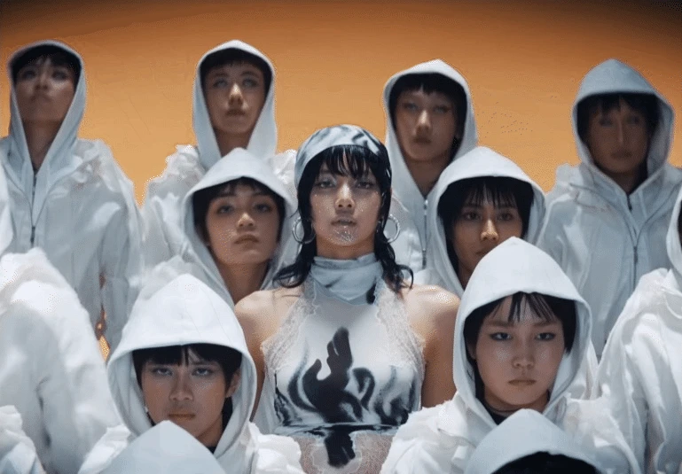 Lisa liên tục “muối mặt