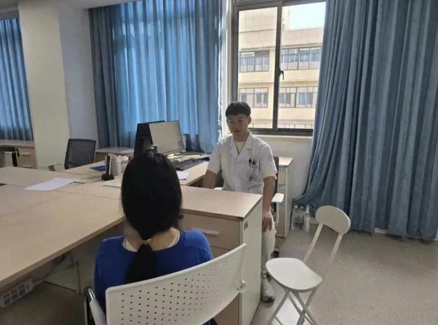 Con gái thông minh từ bé nhưng càng lớn càng cư xử bất thường, bác sĩ khám xong liền kết luận 1 câu ngỡ ngàng!