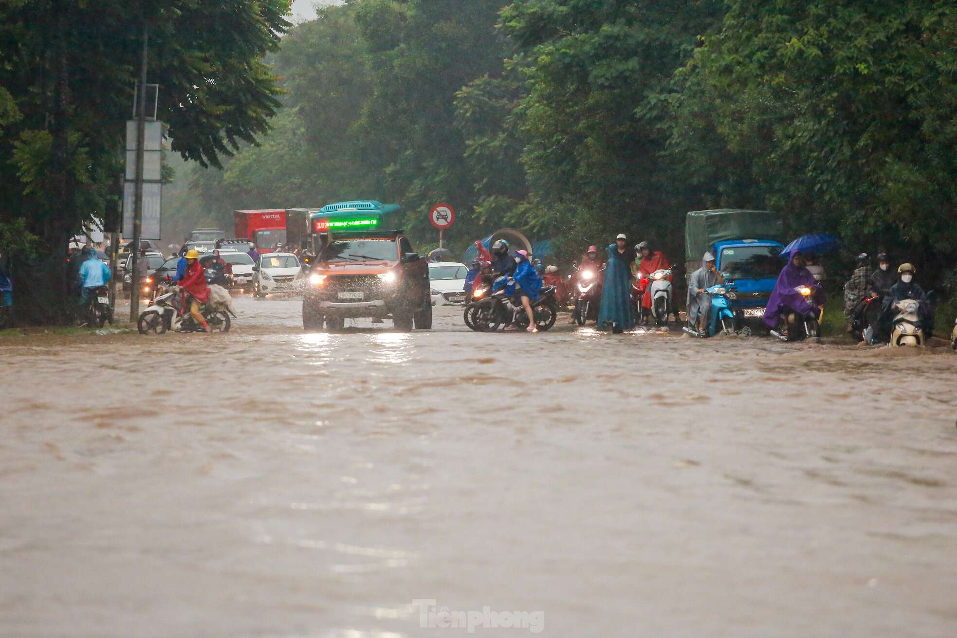 Phố ngập sâu cả mét, người dân 'vật vã' tìm đường về nhà, nhiều phương tiện 'chìm' trong biển nước