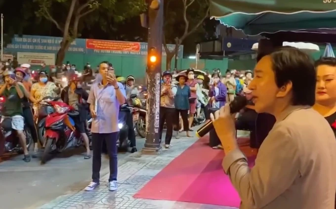 Sao nam hát live giữa phố, vừa cất giọng đã gây phản ứng này, xứng danh 