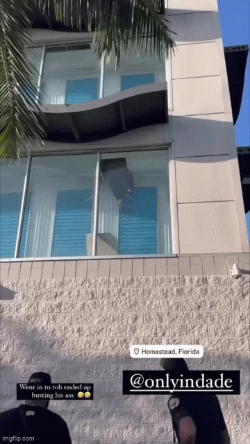 Đi 'khoắng đồ' ở kho hàng, tên trộm gặp phải quả báo đau đớn: Clip hiện trường dở khóc dở cười