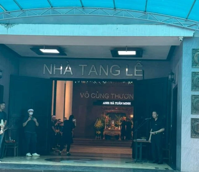 Đồng nghiệp bàng hoàng trong tang lễ nghệ sĩ Minh Mon qua đời ở tuổi 34
