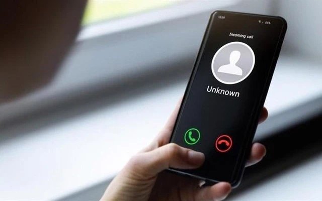 Biết là lừa đảo nhưng vẫn đồng ý rút tiền cho nhóm tội phạm, bà lão U80 bất ngờ được tổ dân phố khen thưởng