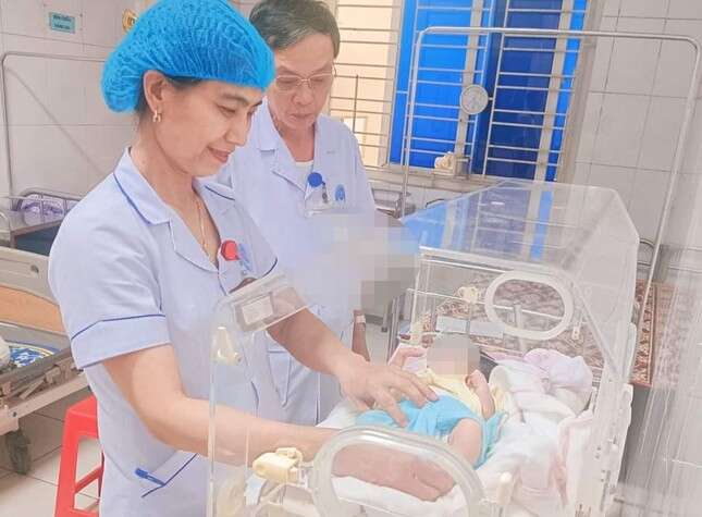 Phát hiện bé sơ sinh bị bỏ rơi trong bao tải ở ngoài bờ ruộng