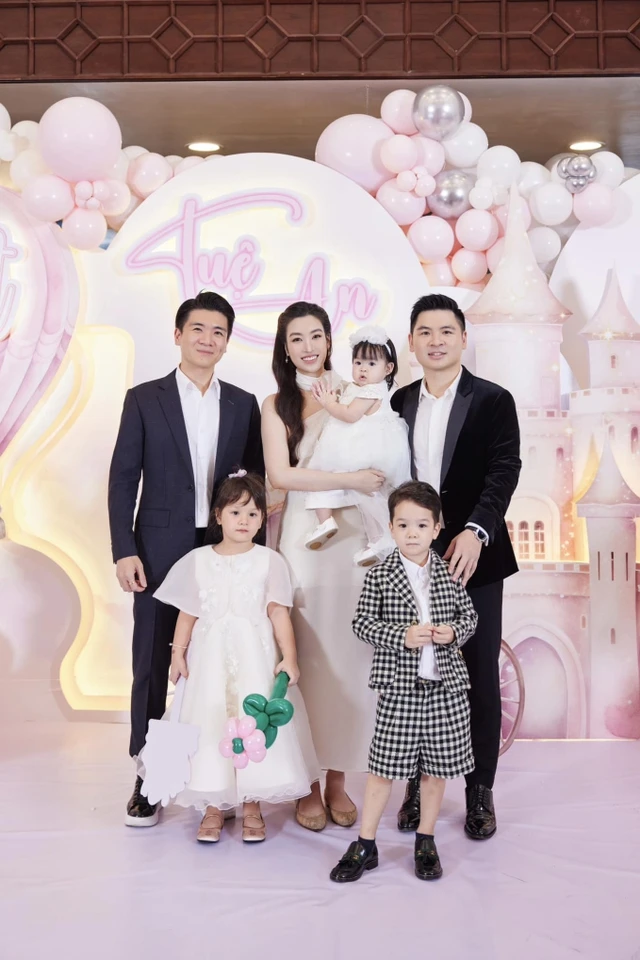 Anh chồng Đỗ Mỹ Linh khoe ảnh chụp vợ chồng em trai, thần thái gia đình hào môn ai cũng xuýt xoa