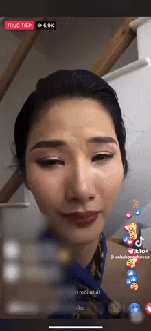 Hoàng Thuỳ từng khóc nức nở trên livestream