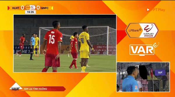 Trọng tài V.League lại gây tranh cãi, HLV bức xúc: “Họ nghiêng về đội chủ nhà, dung túng cái xấu”