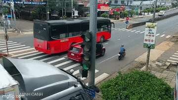 Kinh hoàng xe container tông trụ đèn giao thông gãy xuống đường, xem camera ai cũng thốt lên: “Chị đi xe máy quá may!”