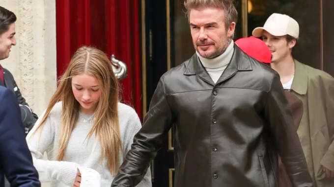 Tiểu thư Harper nhà Beckham đeo chiếc vòng cổ rẻ nhất bộ sưu tập rời Paris nhưng người bình thường khó mua được