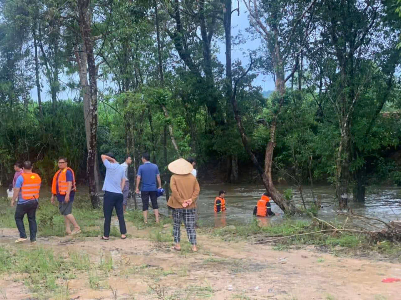 Một bé trai mất tích khi tắm suối cùng gia đình