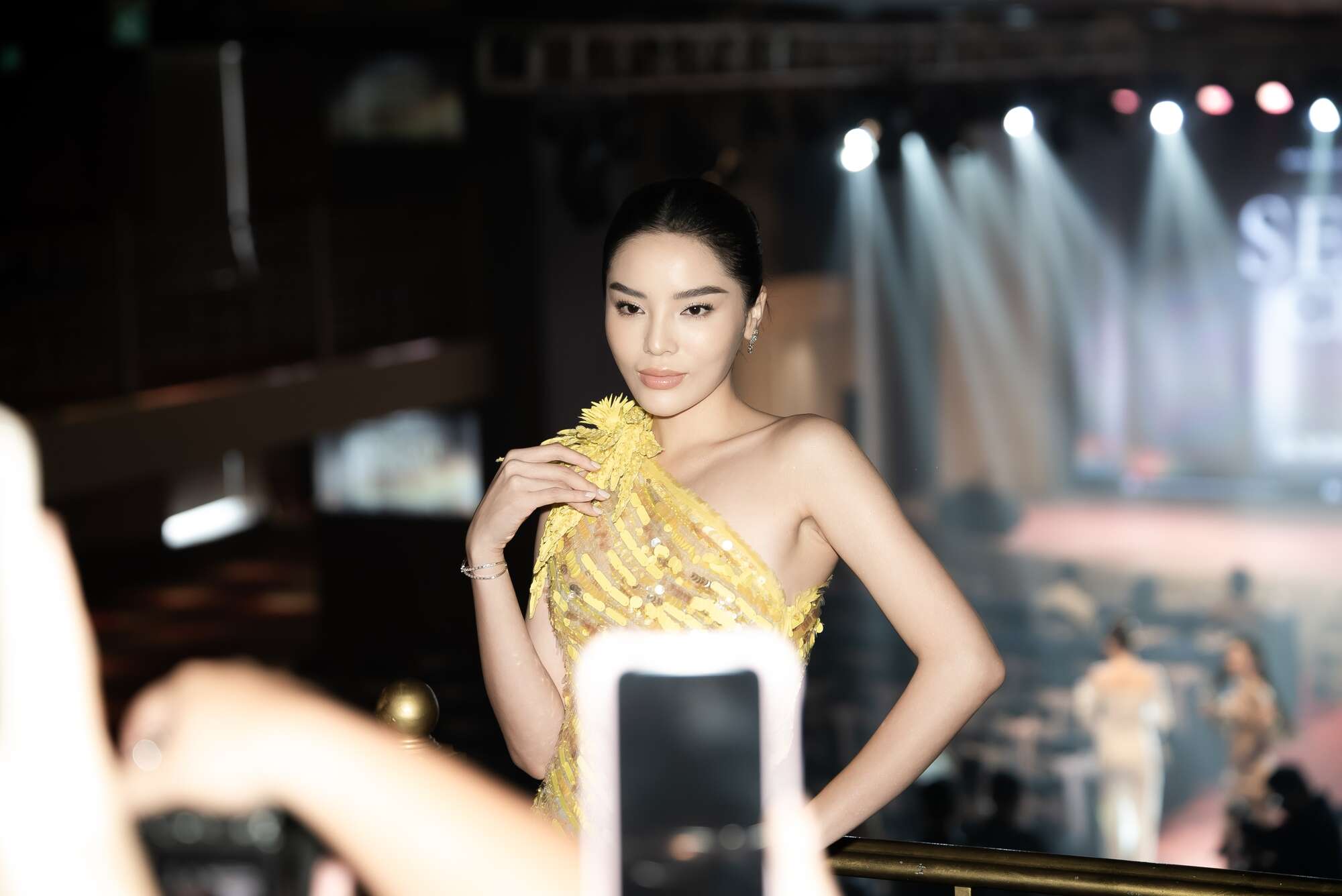 Kỳ Duyên đầy căng thẳng trong buổi ra quân đi Miss Universe, 1 nghi thức lạ gây tranh cãi