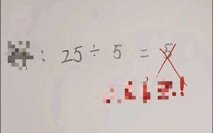 Con làm phép tính 25:5=5 bị cô giáo gạch sai gây bức xúc, phụ huynh nghe giải thích mà phải dành lời khen cho người ra đề