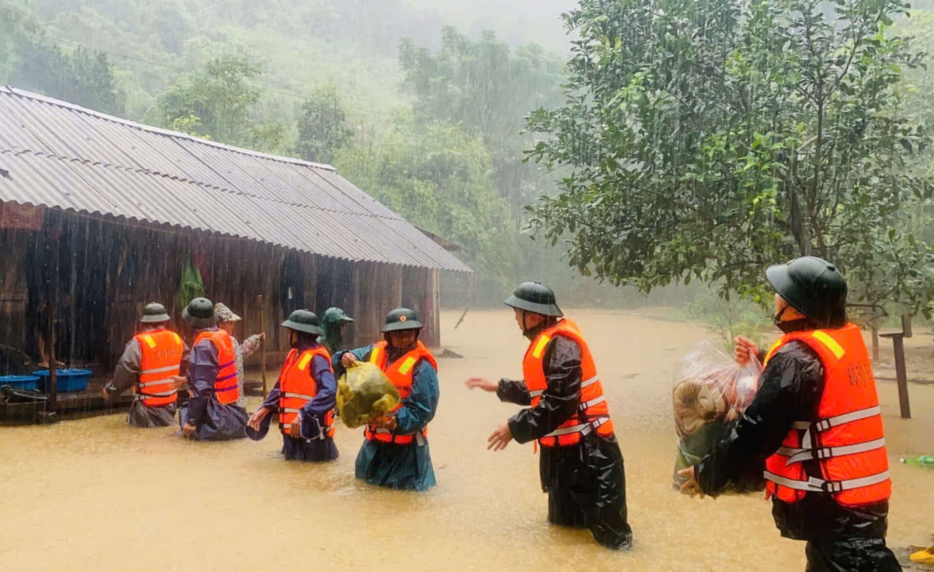 Nước lũ bủa vây, người dân miền Trung hối hả chạy lụt