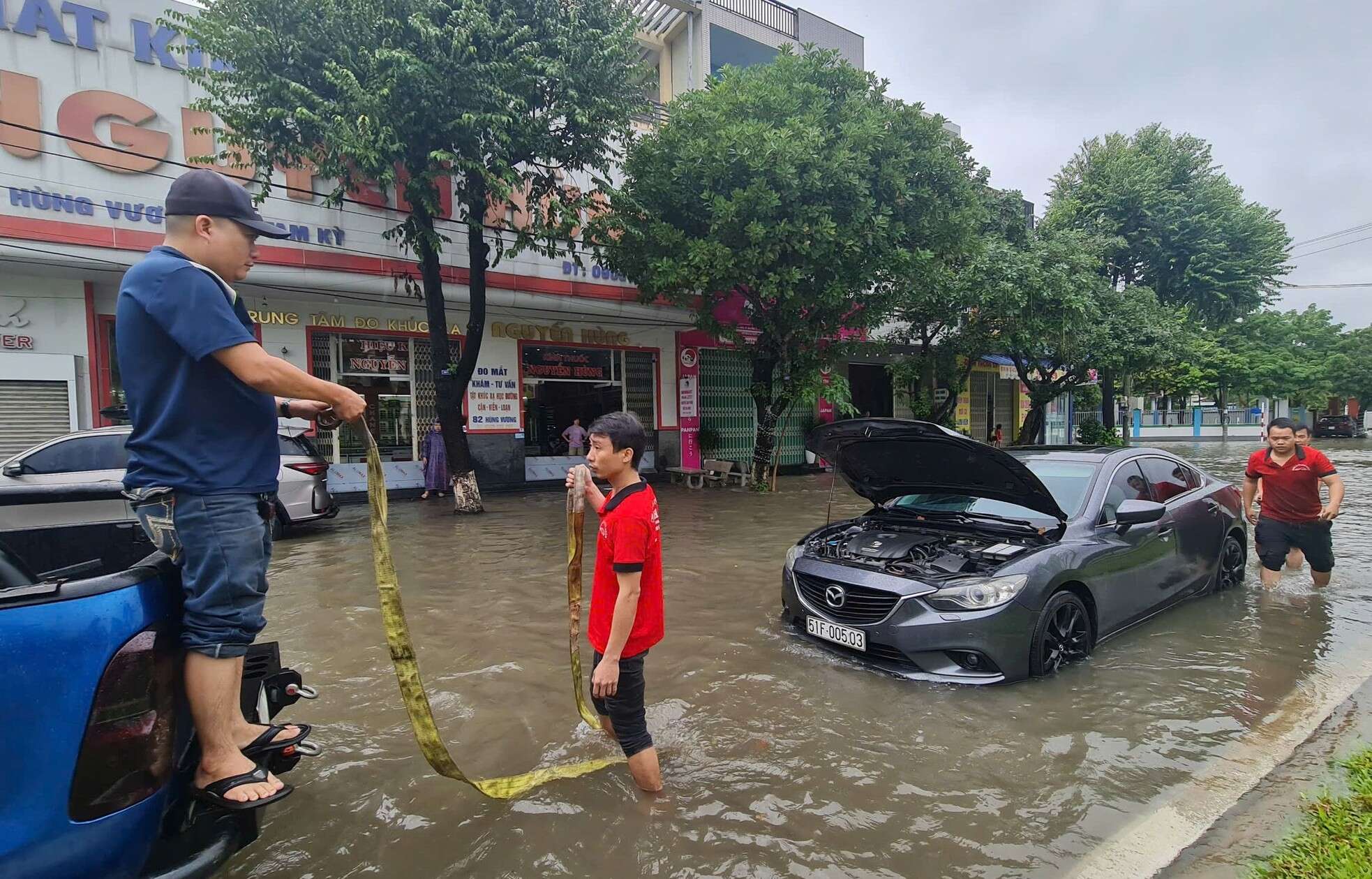 Mưa như trút ở Quảng Nam, ô tô 'chết đuối' giữa biển nước