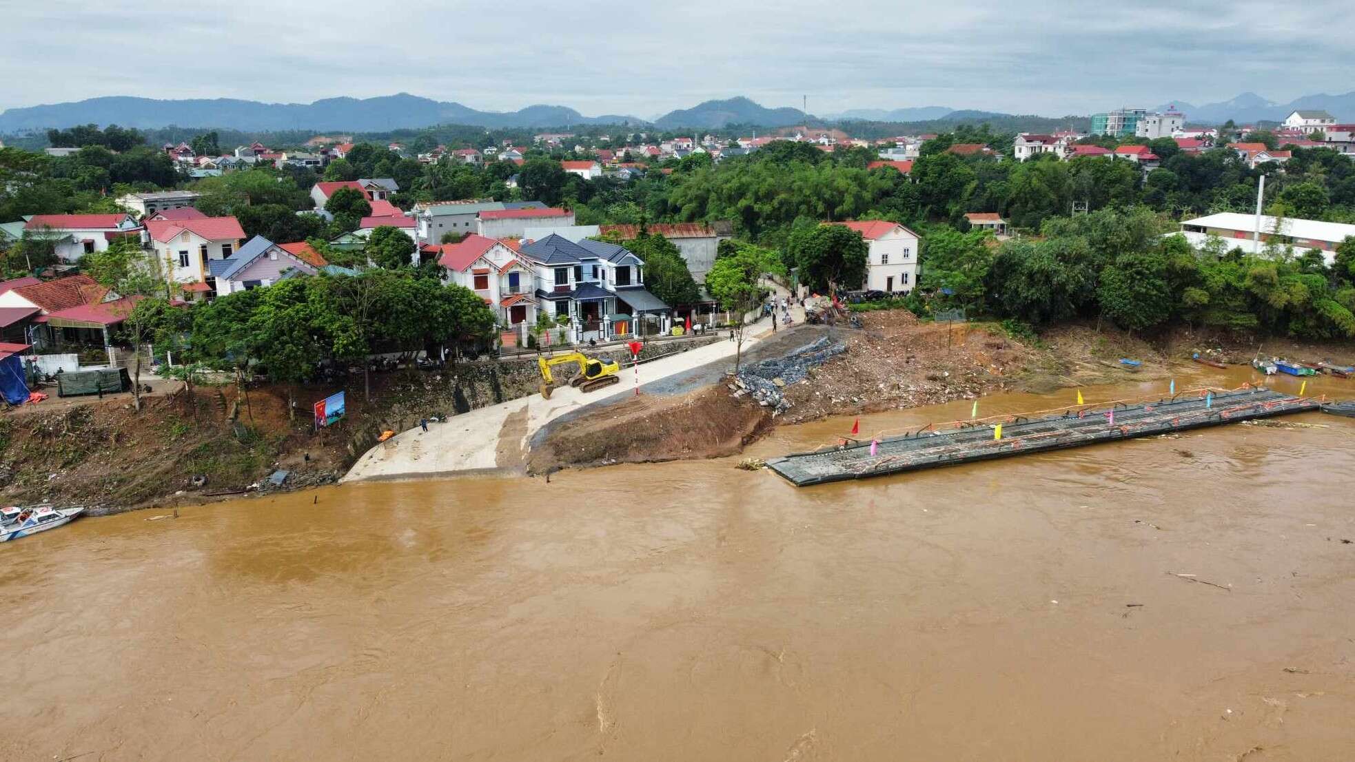 Cận cảnh cầu phao Phong Châu sau khi tạm dừng hoạt động