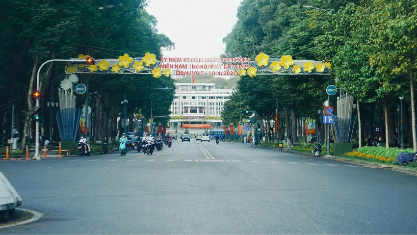 Thứ 2 đầu tuần không kẹt xe, không chấm công, chẳng phải họp hành, TP.HCM thật thong thả!