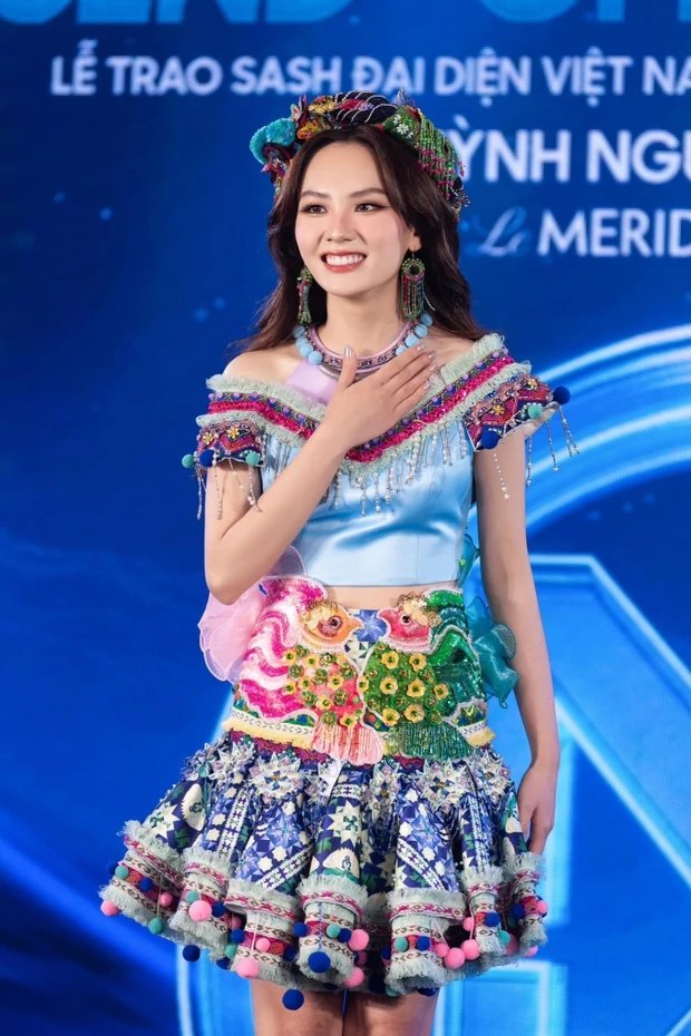 1 Hoa hậu đem 