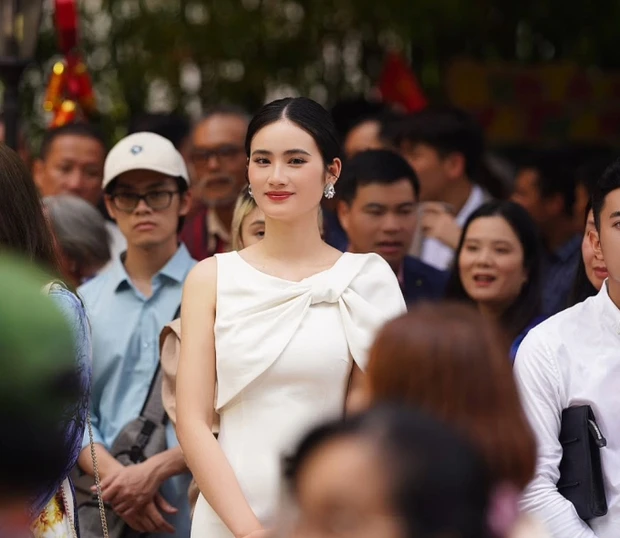 Hoa hậu Ý Nhi khoe visual thăng hạng, hé lộ vai trò đặc biệt trong lần đầu dự sự kiện ở Úc