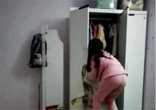 Con trai đã lớn nhưng mẹ vẫn vô tư thay đồ trong nhà, đến khi nghe con ấp úng nói 1 câu thì xấu hổ, vội chấn chỉnh hành vi