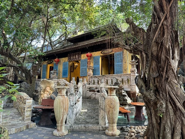 Bên trong nhà cổ trăm tỉ của đại gia Huy 