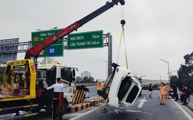 Hà Nội: Tài xế ô tô buồn ngủ, tông hai xe máy rồi lật ngửa ở đường Vành đai 3 trên cao