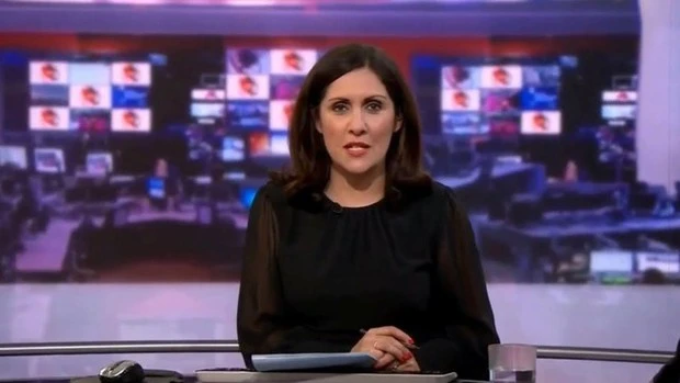 Nữ phát thanh viên BBC có hành động khó tin khi phát sóng trực tiếp, phản ứng sau đó khiến nhiều người bất ngờ