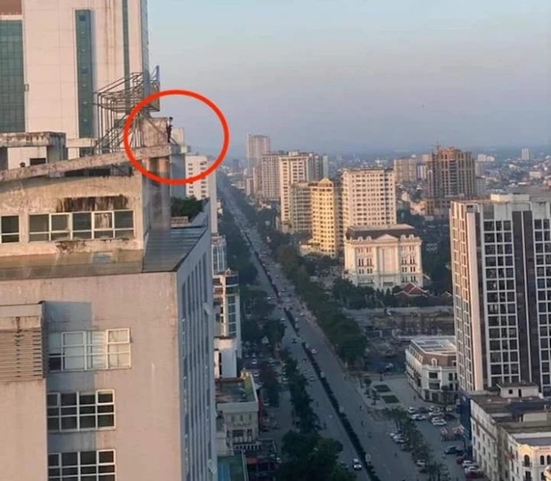 Thiếu tá công an kể lại giây phút nghẹt thở giải cứu cô gái định nhảy từ nóc chung cư 25 tầng tự tử
