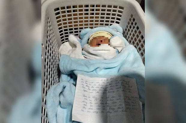 Bé gái sơ sinh bị bỏ rơi trước cổng chùa với lá thư 
