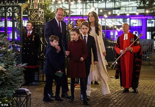 Loạt ảnh nhà William - Kate tại sự kiện Giáng sinh được công bố, biểu cảm hài hước của Hoàng tử Louis lại chiếm spotlight