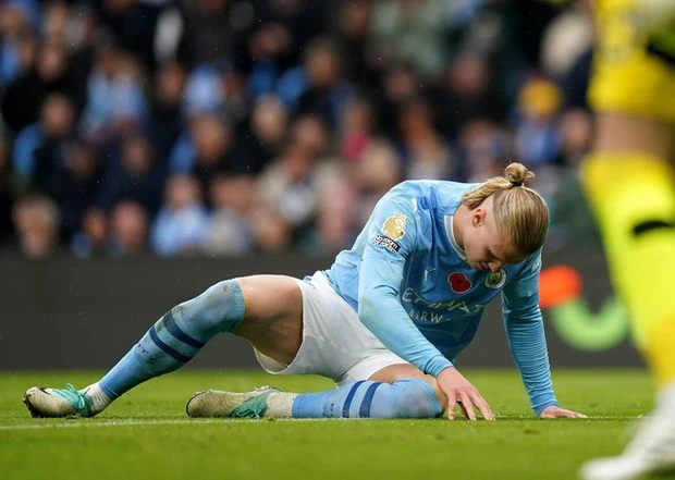 Erling Haaland chấn thương, tịt ngòi dù Man City thắng 6 sao