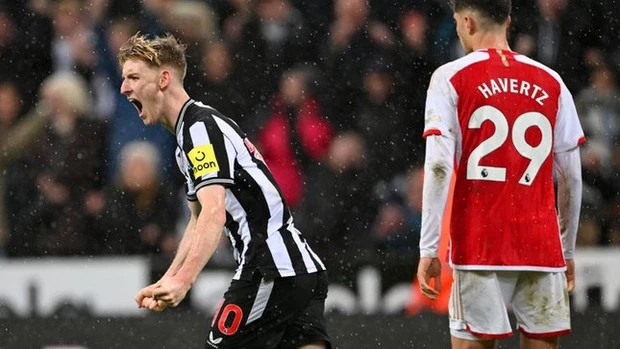 Hàng công bế tắc, Arsenal gục ngã tại St James' Park